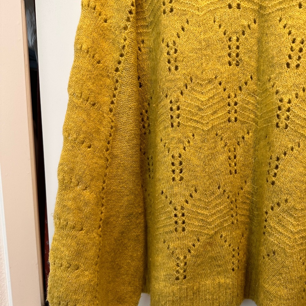 GAP eyelet sweater in mustard yellow XL in great condition - Picture 3 of 4